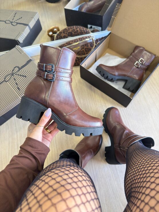 Bota tratorada Prada fivela